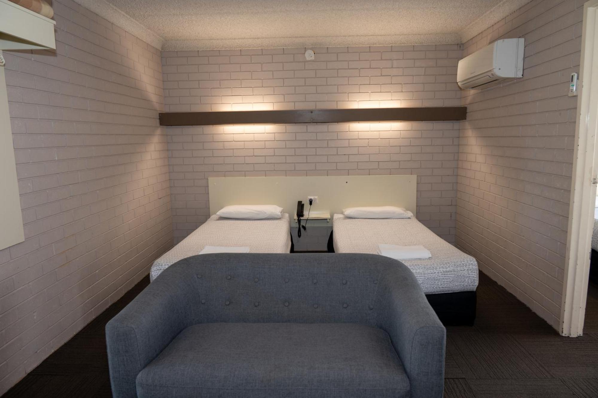 Tumut Valley Motel Pet Friendly Экстерьер фото