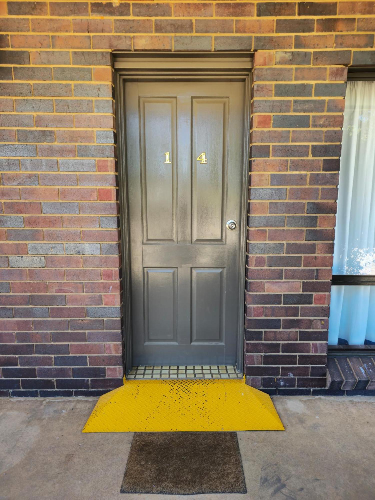 Tumut Valley Motel Pet Friendly Экстерьер фото