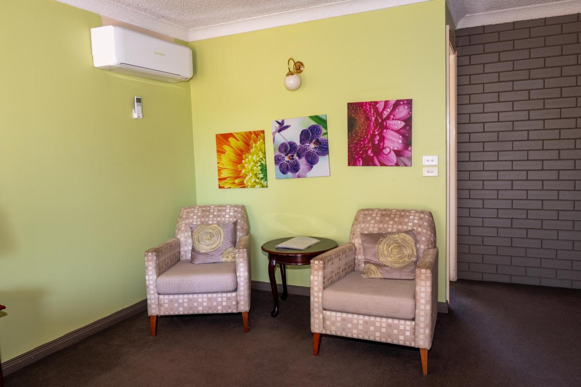 Tumut Valley Motel Pet Friendly Экстерьер фото