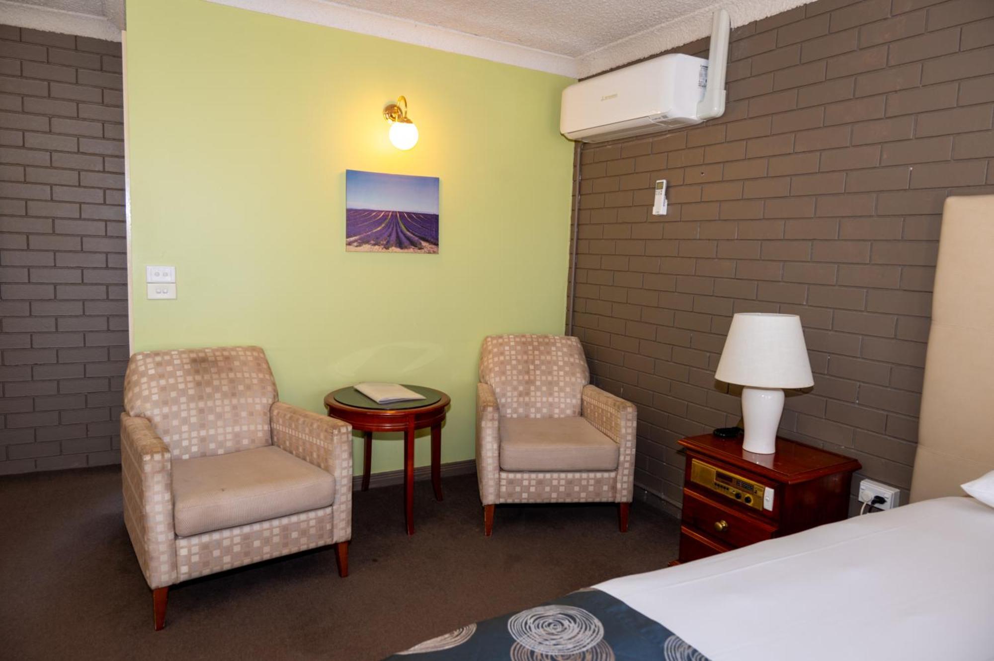 Tumut Valley Motel Pet Friendly Экстерьер фото