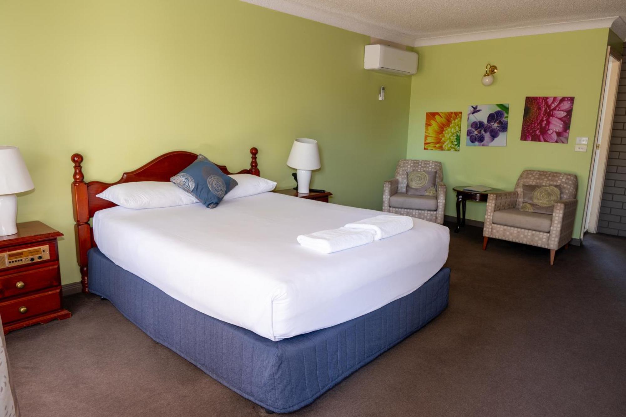 Tumut Valley Motel Pet Friendly Экстерьер фото