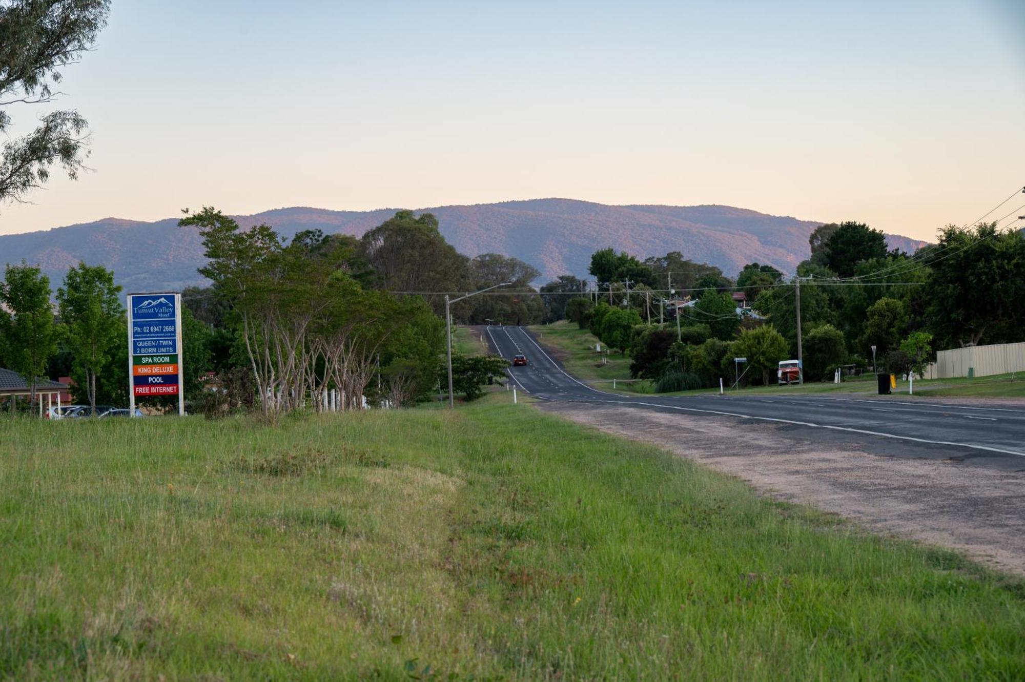 Tumut Valley Motel Pet Friendly Экстерьер фото