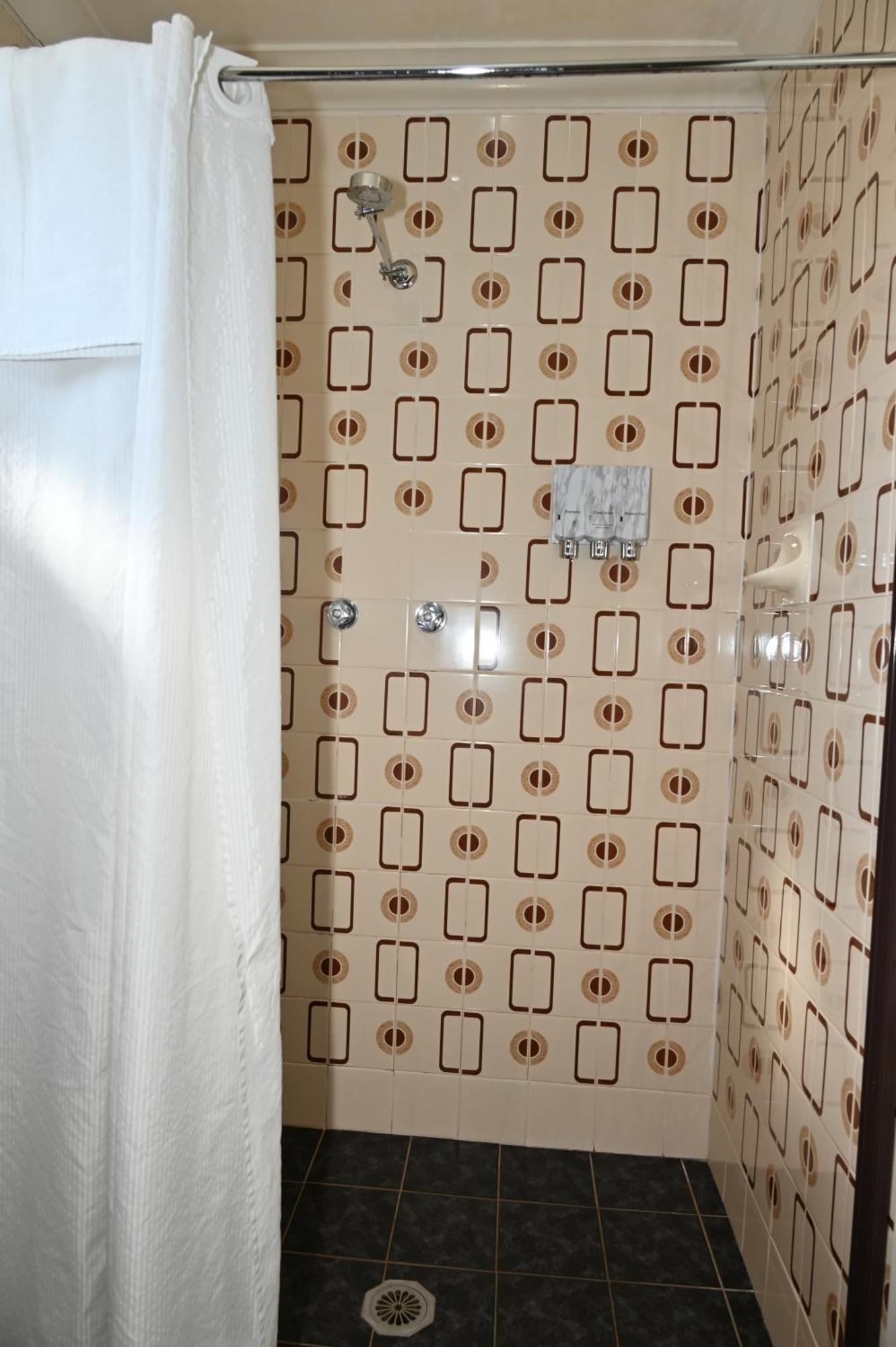 Tumut Valley Motel Pet Friendly Экстерьер фото