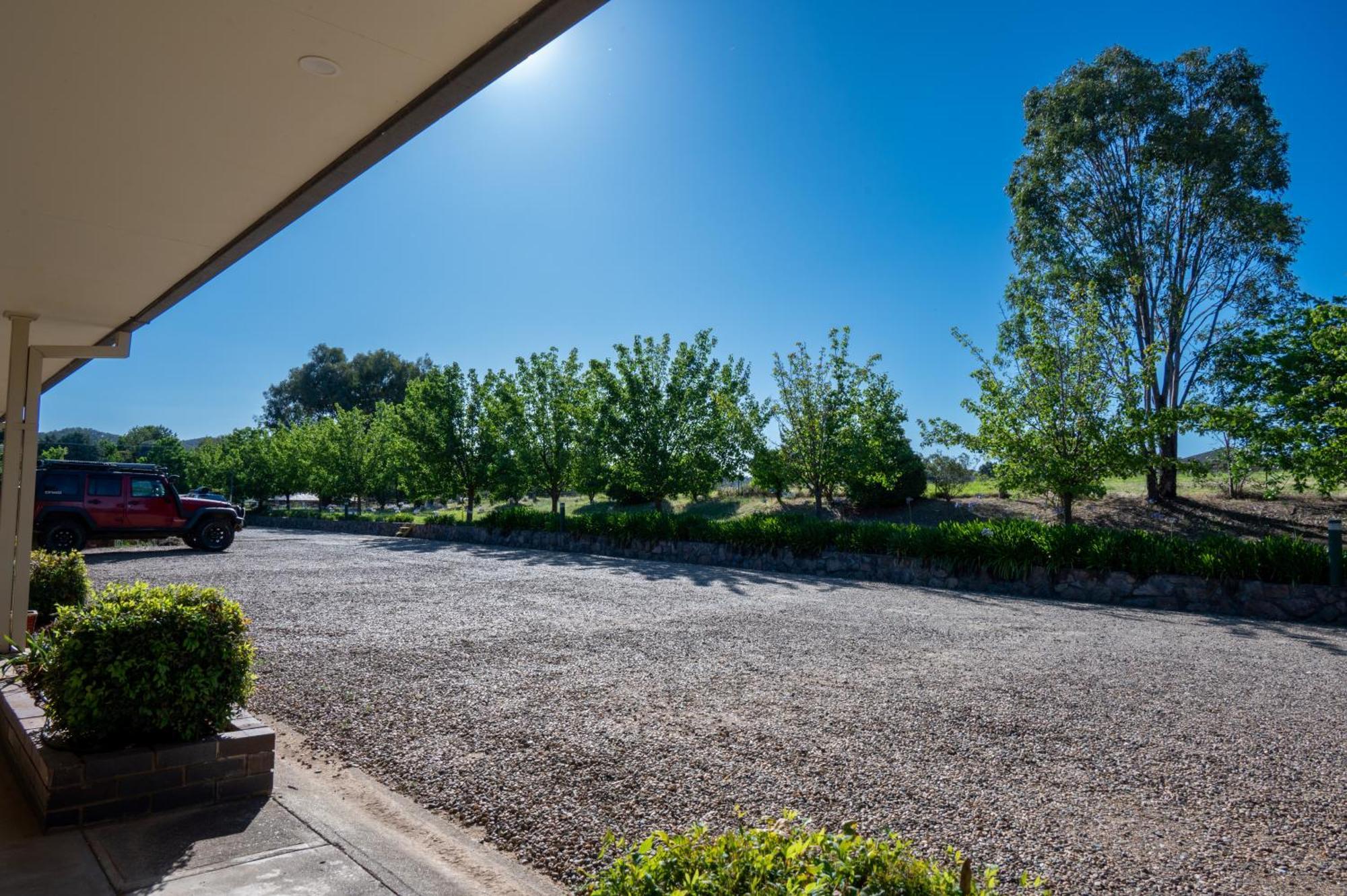 Tumut Valley Motel Pet Friendly Экстерьер фото