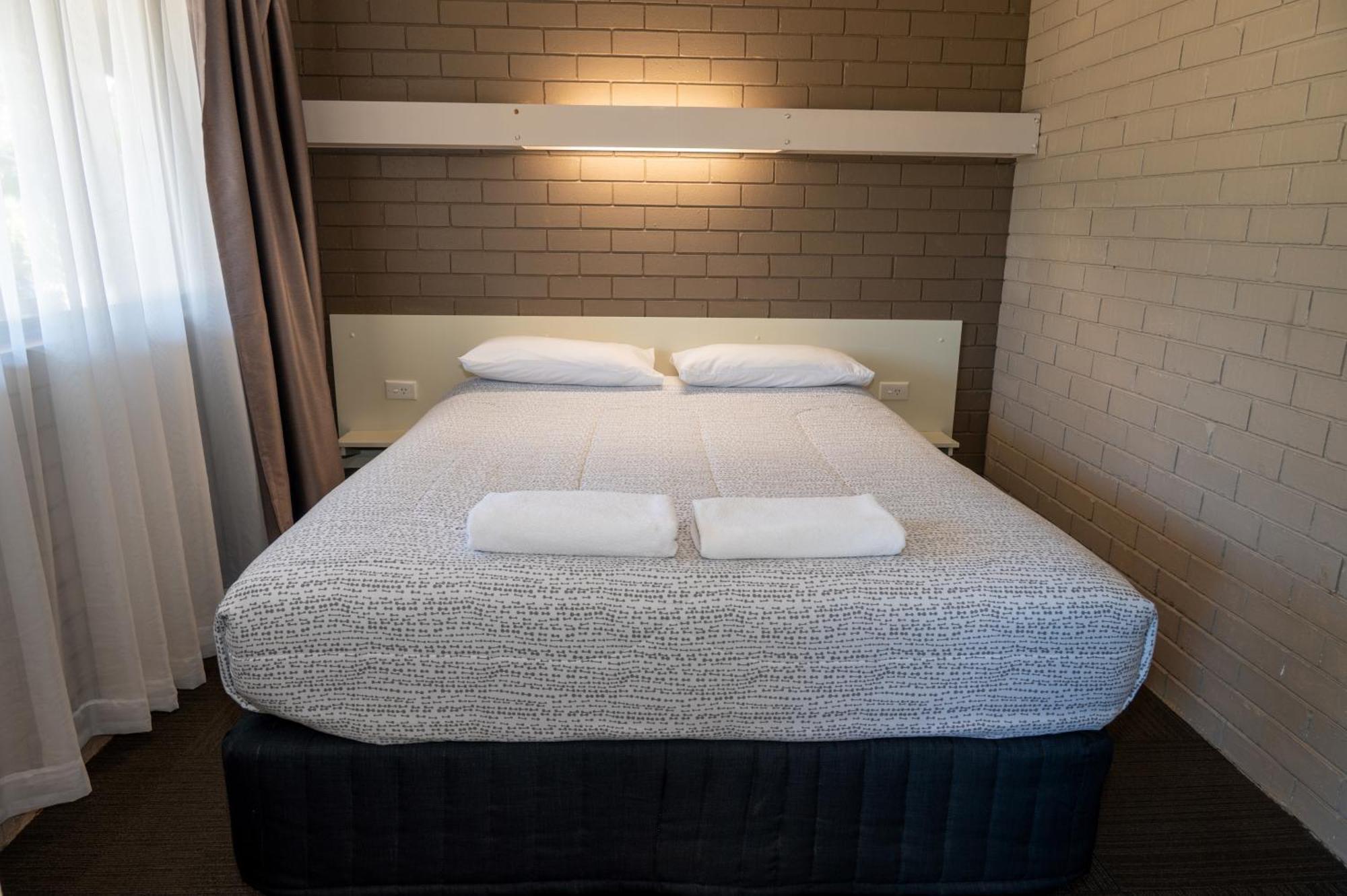 Tumut Valley Motel Pet Friendly Экстерьер фото