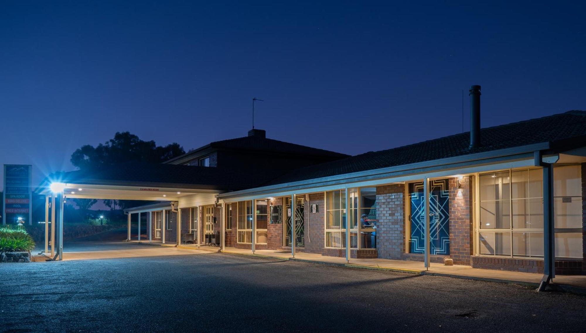 Tumut Valley Motel Pet Friendly Экстерьер фото