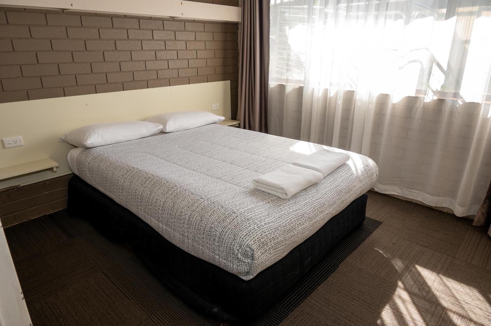 Tumut Valley Motel Pet Friendly Экстерьер фото