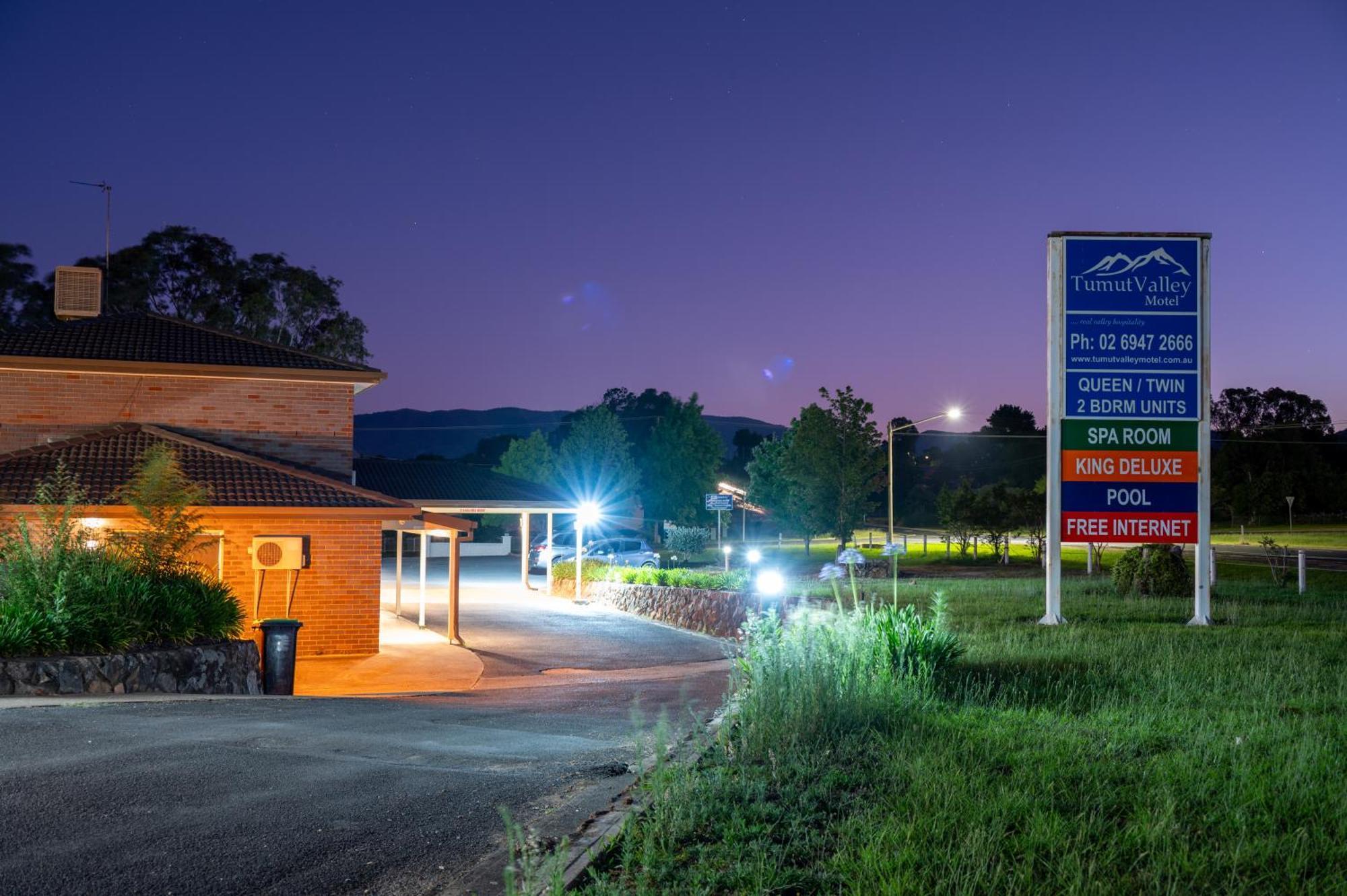 Tumut Valley Motel Pet Friendly Экстерьер фото