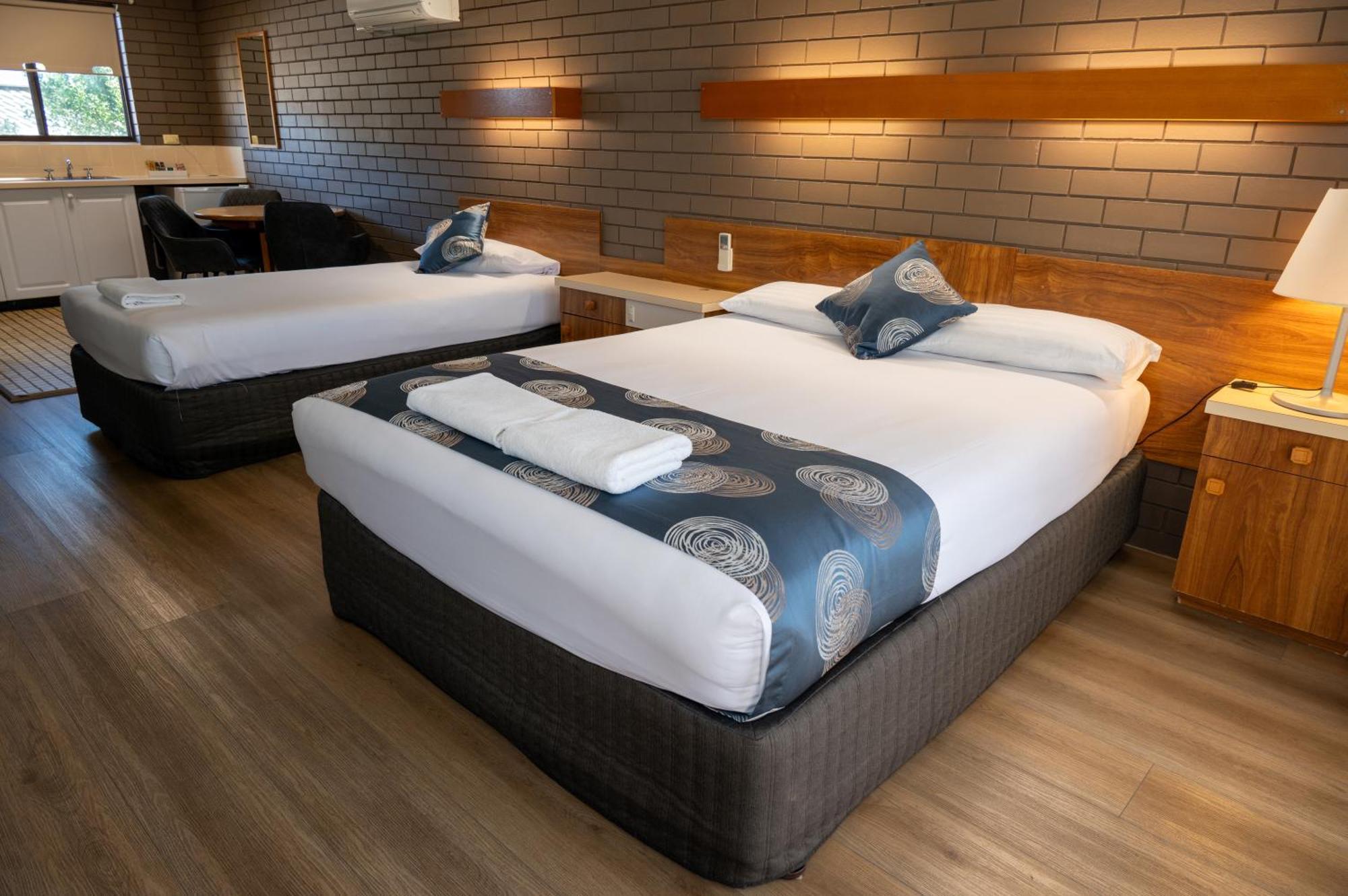 Tumut Valley Motel Pet Friendly Экстерьер фото