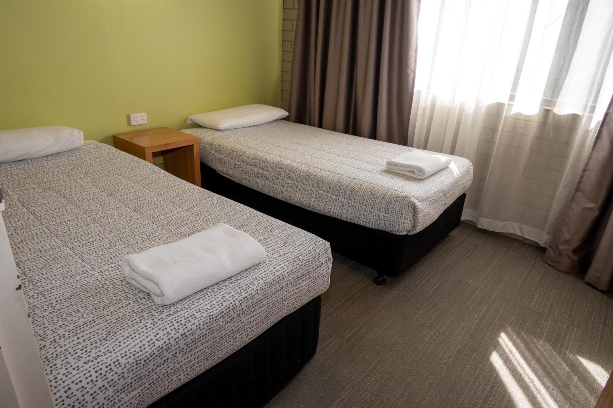 Tumut Valley Motel Pet Friendly Экстерьер фото