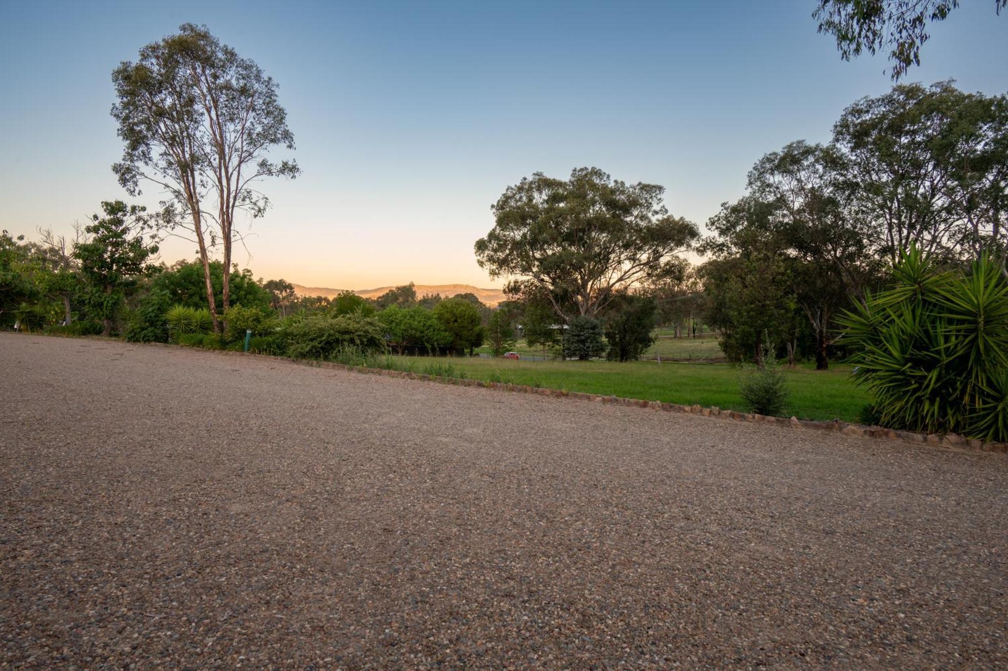 Tumut Valley Motel Pet Friendly Экстерьер фото