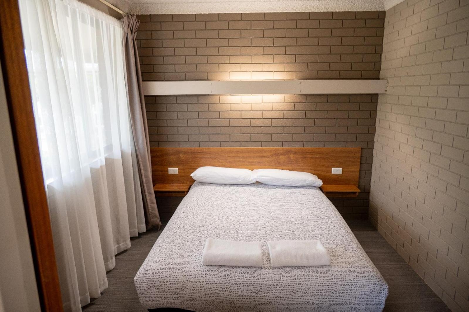 Tumut Valley Motel Pet Friendly Экстерьер фото