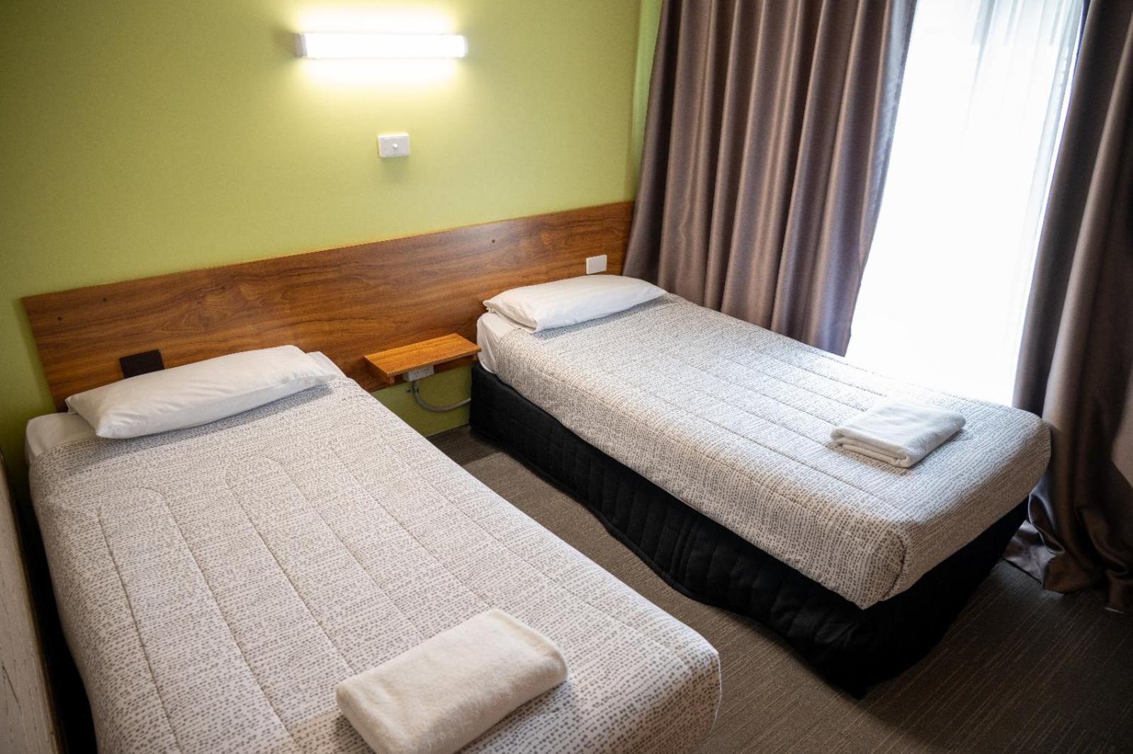 Tumut Valley Motel Pet Friendly Экстерьер фото