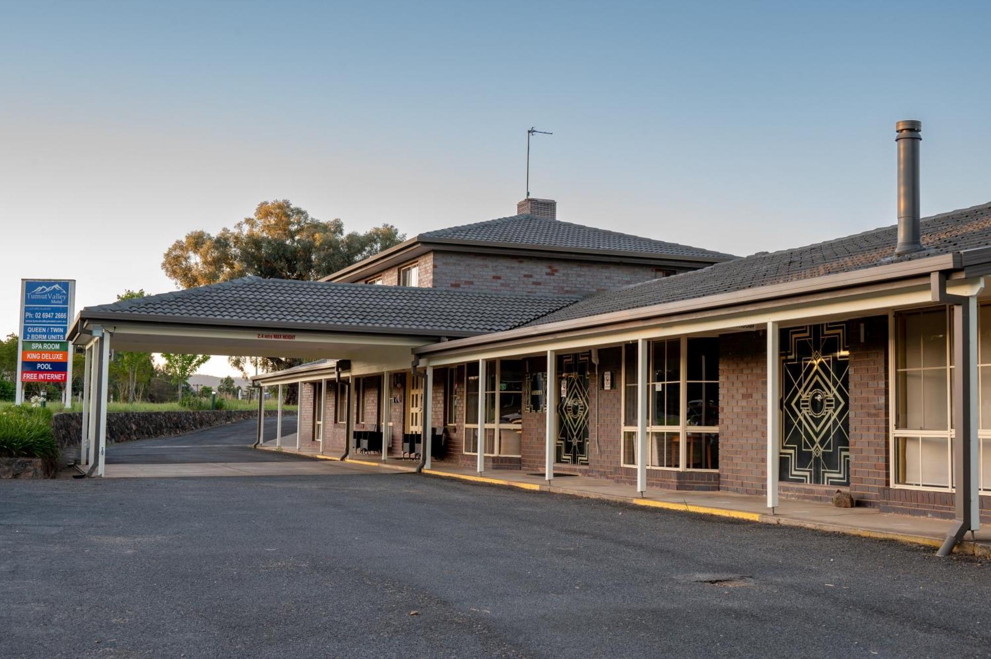 Tumut Valley Motel Pet Friendly Экстерьер фото