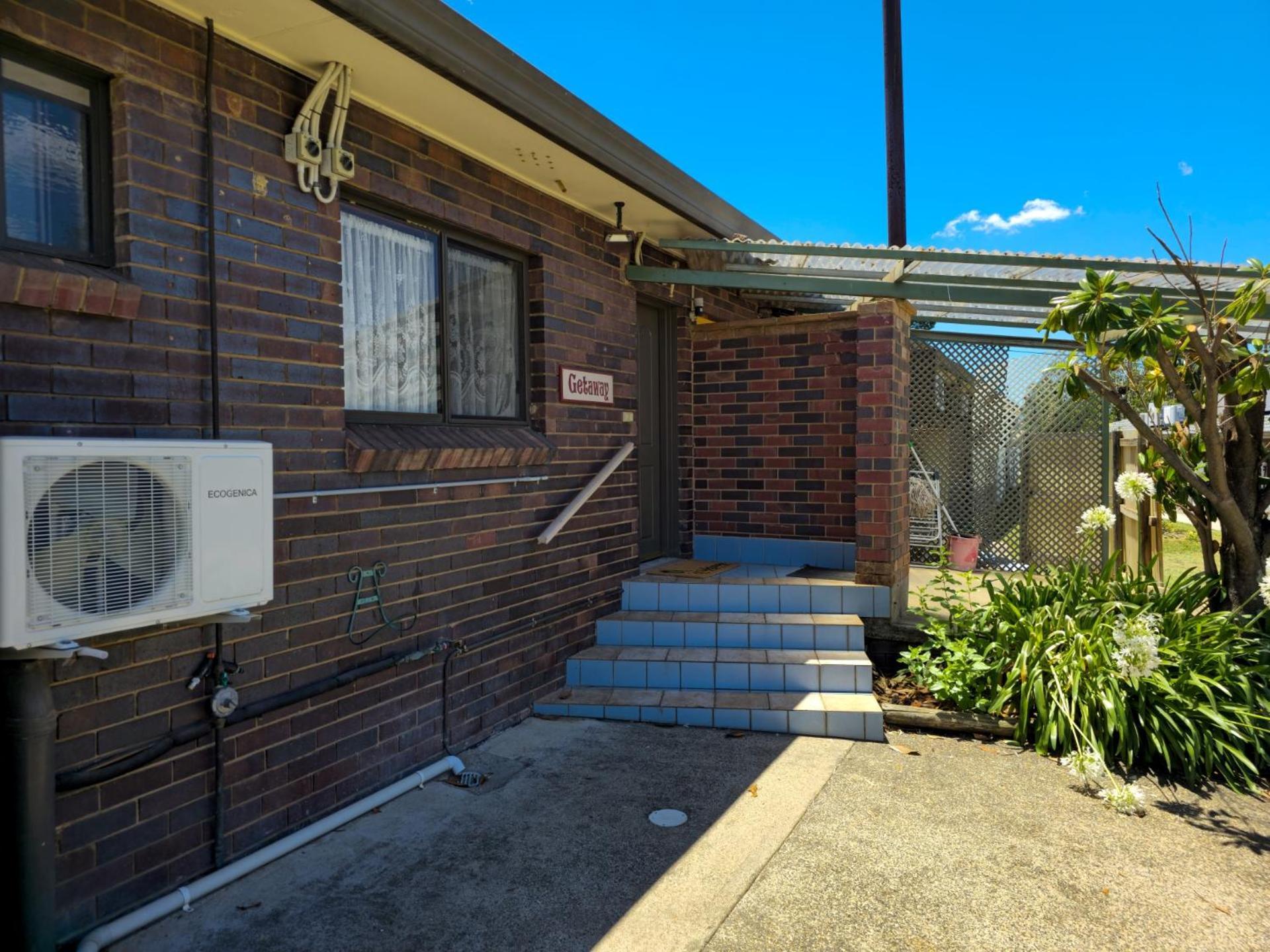 Tumut Valley Motel Pet Friendly Экстерьер фото