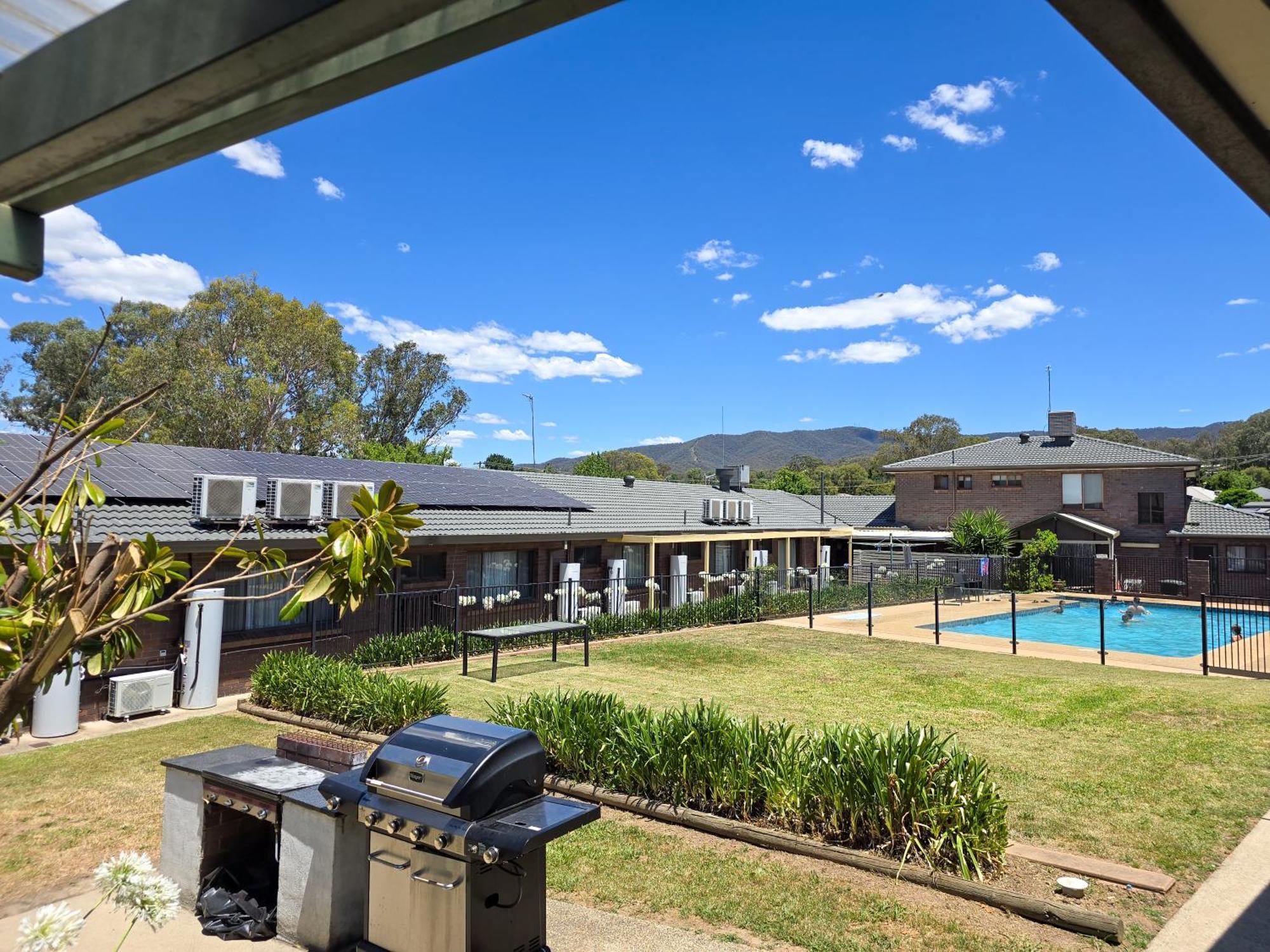Tumut Valley Motel Pet Friendly Экстерьер фото