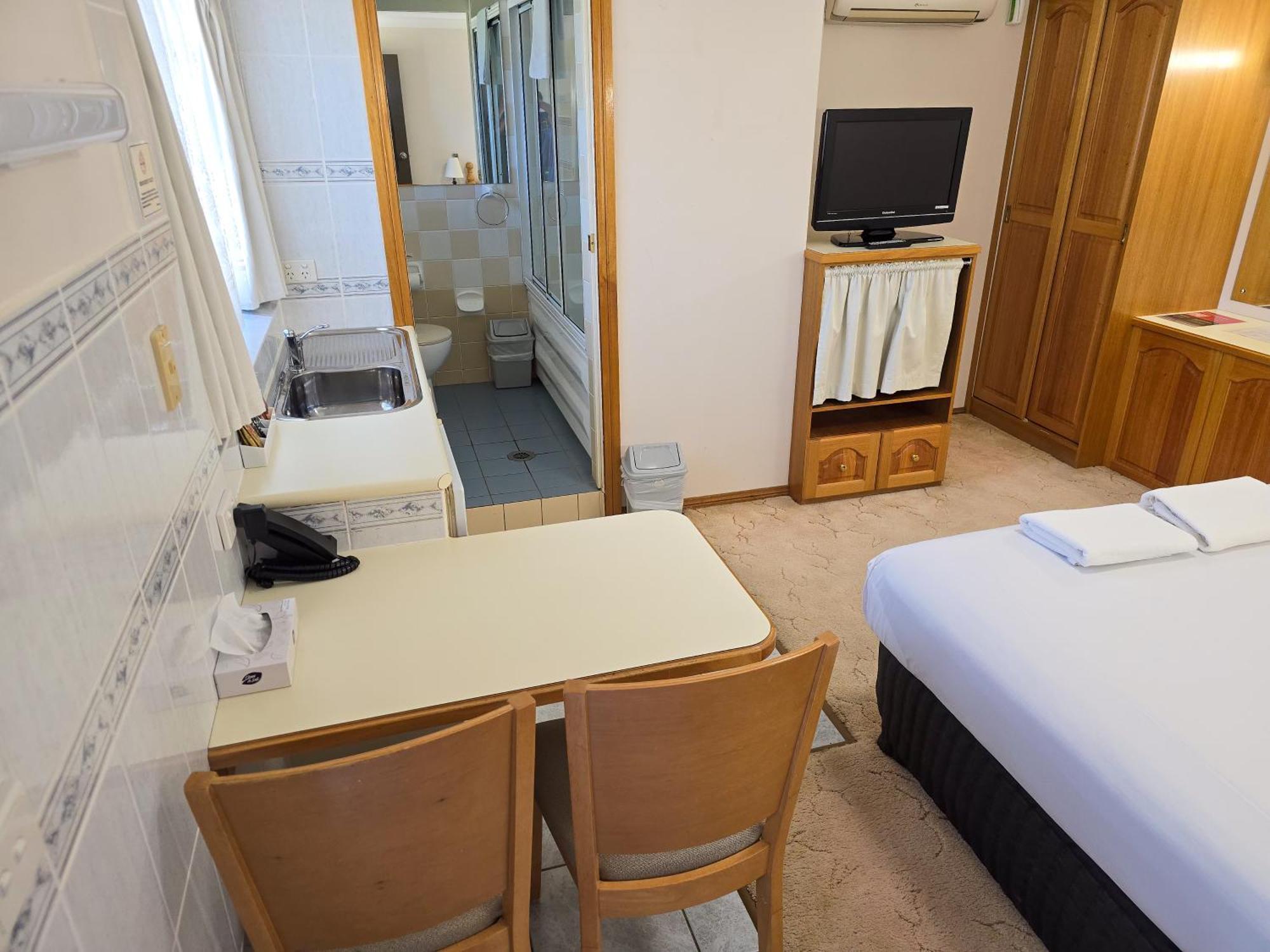 Tumut Valley Motel Pet Friendly Экстерьер фото