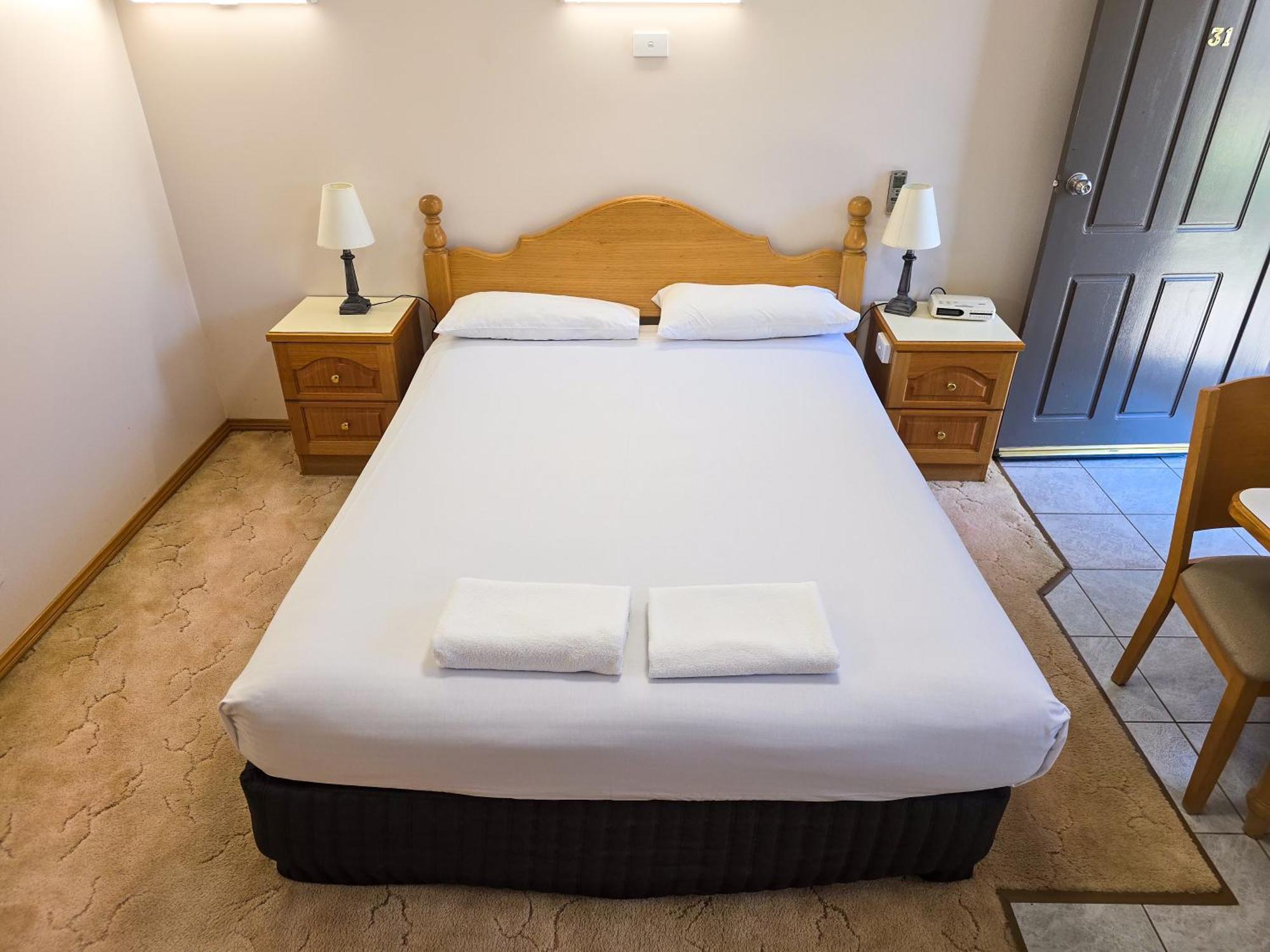 Tumut Valley Motel Pet Friendly Экстерьер фото