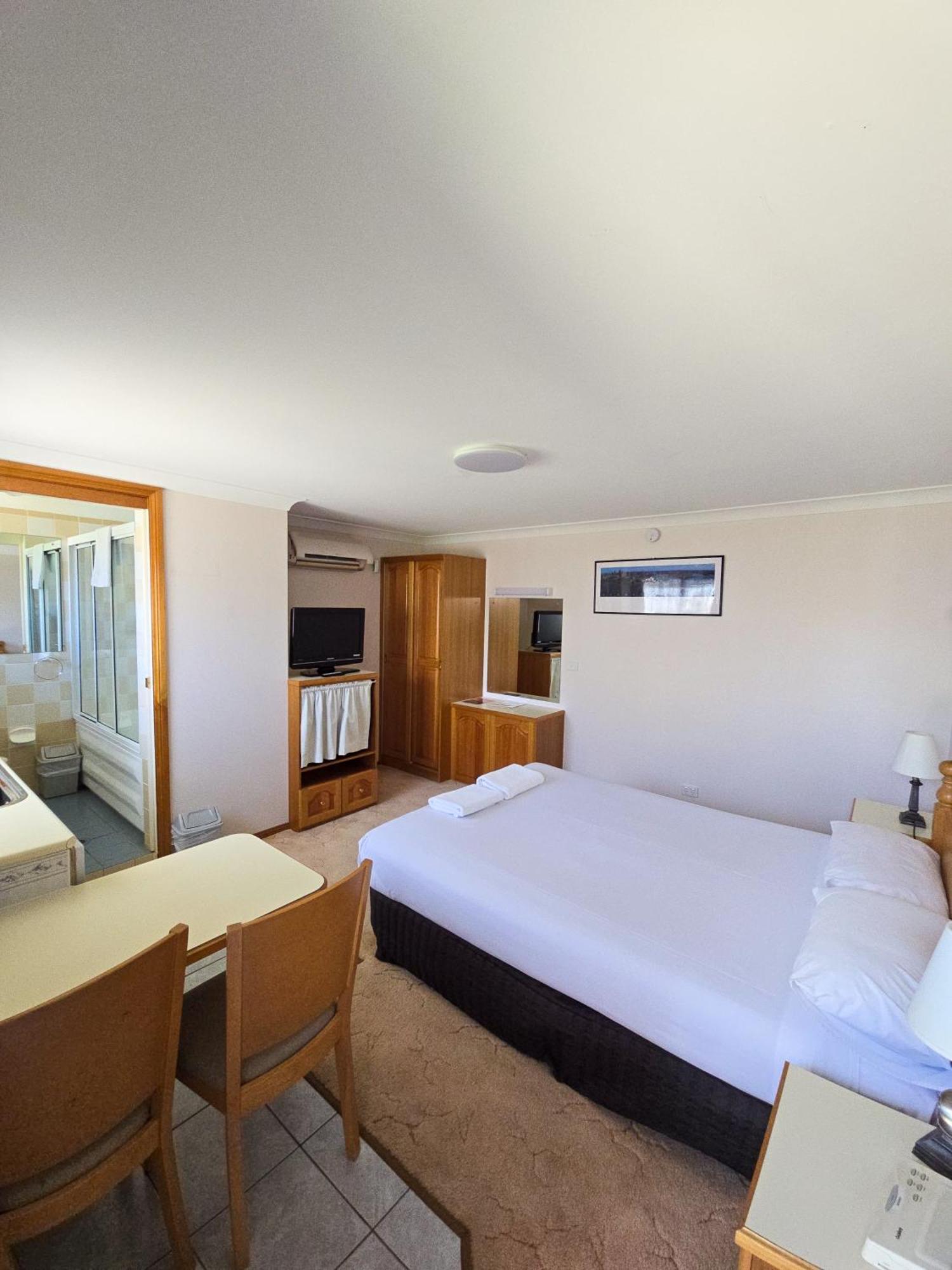 Tumut Valley Motel Pet Friendly Экстерьер фото