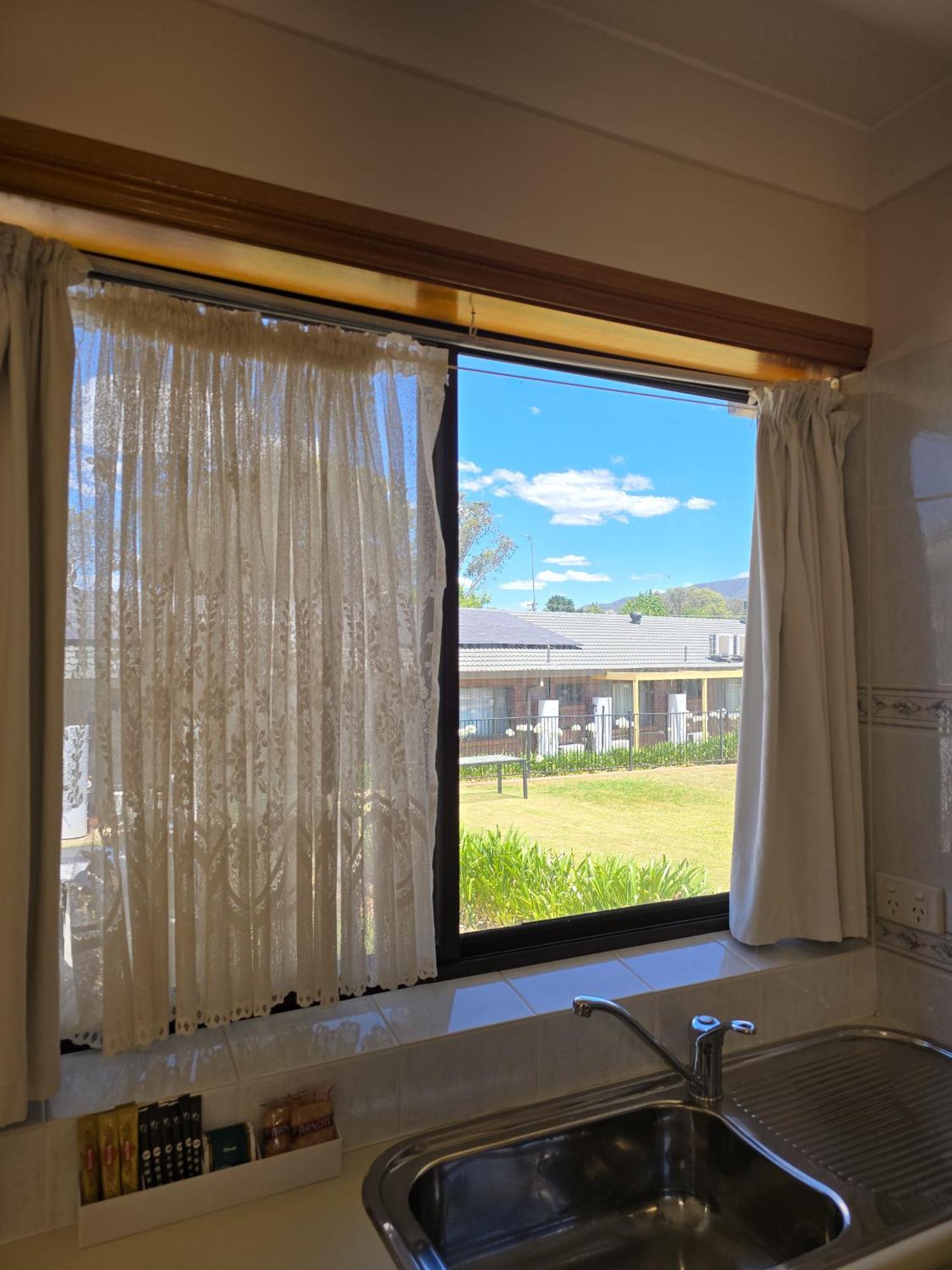 Tumut Valley Motel Pet Friendly Экстерьер фото
