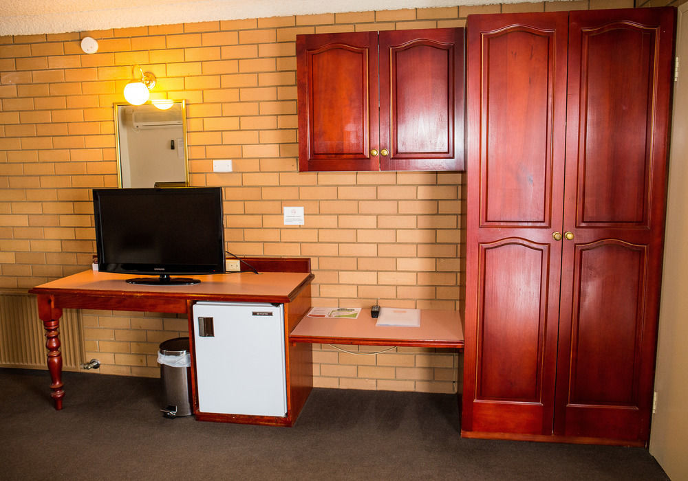 Tumut Valley Motel Pet Friendly Экстерьер фото